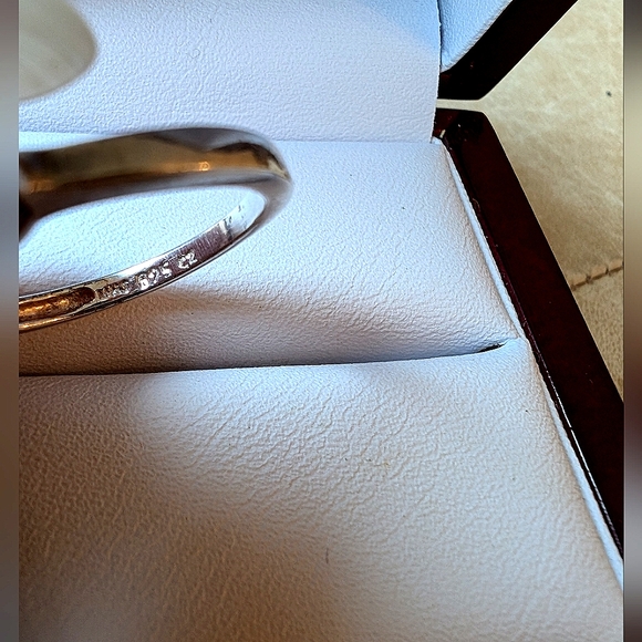 3 stone ring with vibrant green centre - Picture 6 of 6